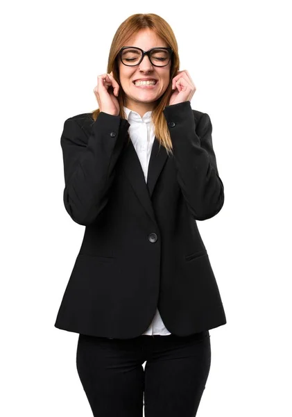 Jonge zakenvrouw die betrekking hebben op haar oren — Stockfoto