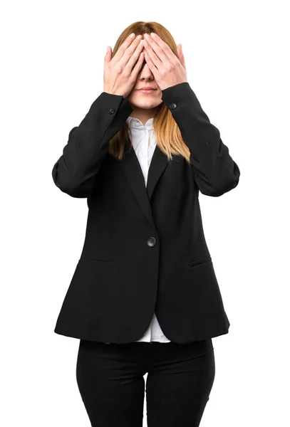 Jovem mulher de negócios cobrindo seus olhos — Fotografia de Stock