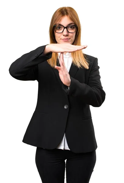 Joven mujer de negocios haciendo tiempo fuera gesto — Foto de Stock