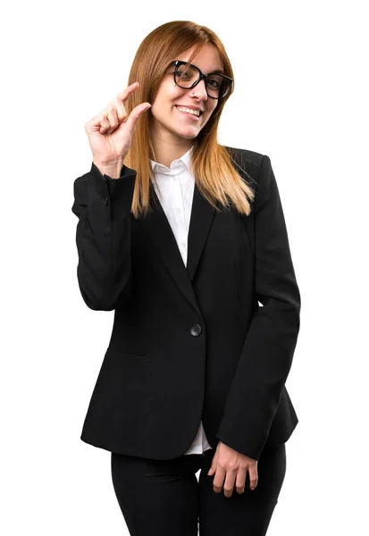 Jonge zakenvrouw maken kleine teken — Stockfoto