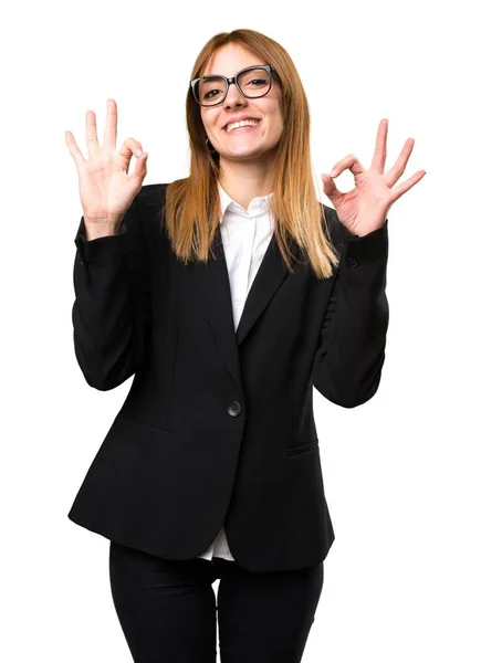 Jonge zakenvrouw Ok teken maken — Stockfoto