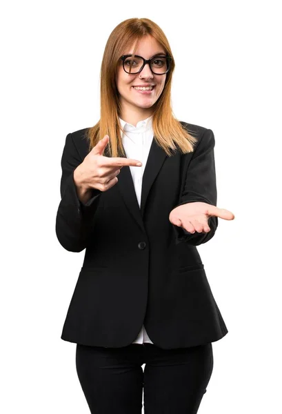 Jovem mulher de negócios segurando algo — Fotografia de Stock