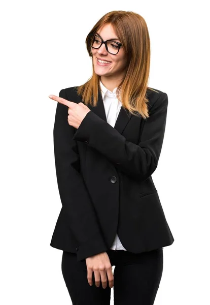 Joven mujer de negocios señalando a la lateral — Foto de Stock