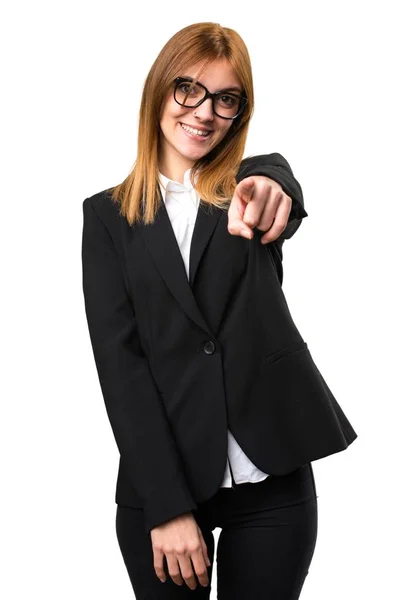 Joven mujer de negocios señalando al frente — Foto de Stock