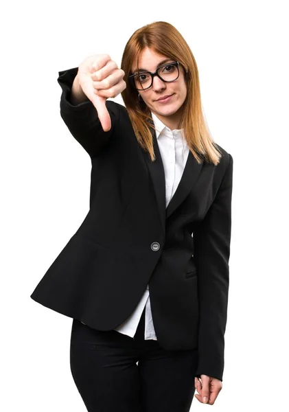 Joven mujer de negocios haciendo mala señal — Foto de Stock