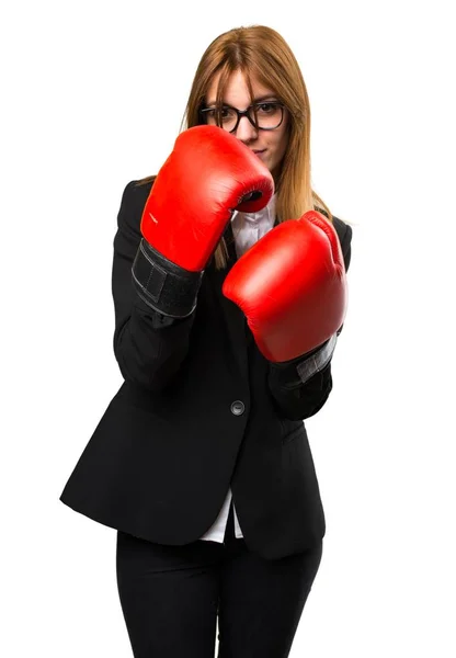 Jovem mulher de negócios com luvas de boxe — Fotografia de Stock