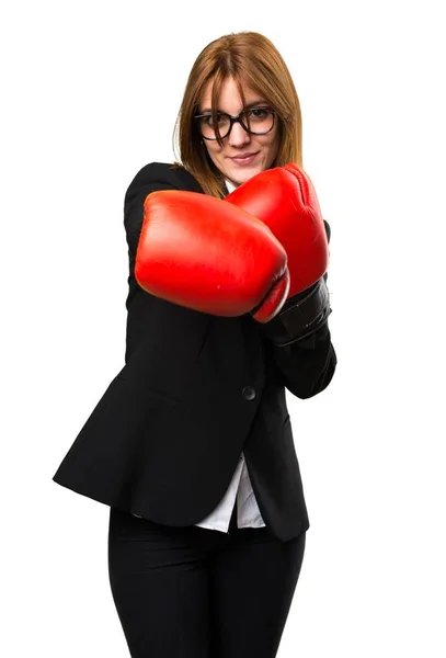 Mladá podnikatelka s Boxerské rukavice — Stock fotografie
