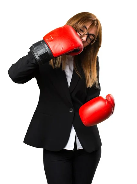 Jovem mulher de negócios com luvas de boxe — Fotografia de Stock