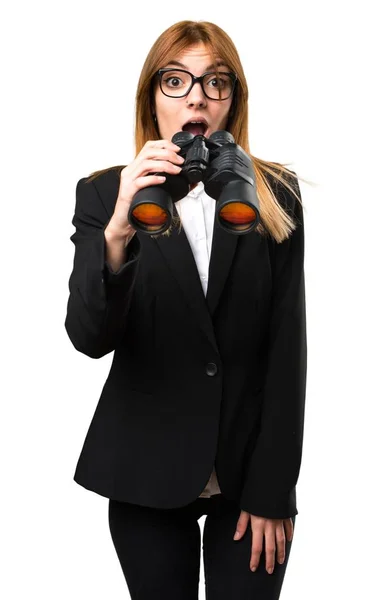 Ung affärskvinna med kikare — Stockfoto