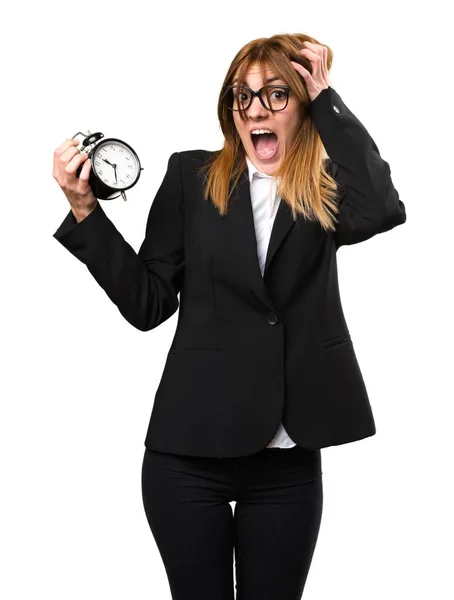 Joven mujer de negocios sosteniendo reloj vintage — Foto de Stock