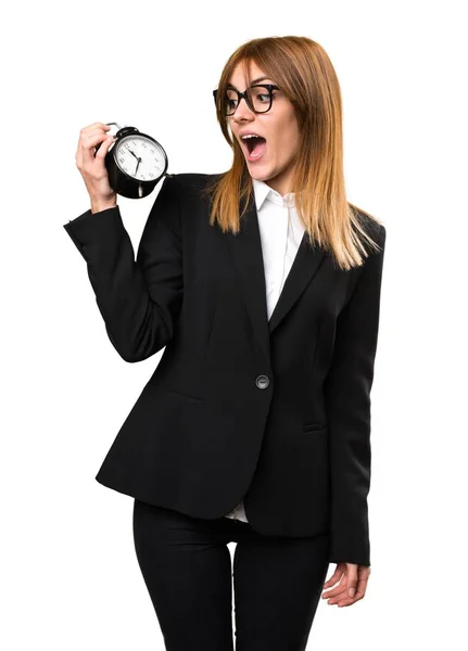 Молодая деловая женщина держит винтажные часы — стоковое фото
