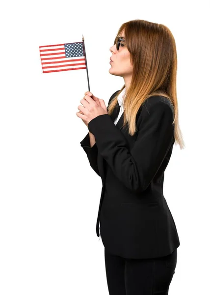 Joven mujer de negocios sosteniendo una bandera americana —  Fotos de Stock