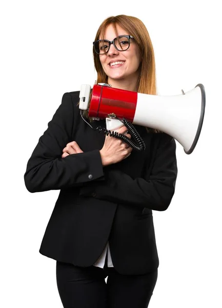 Joven mujer de negocios sosteniendo un megáfono — Foto de Stock