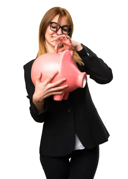 Mladí obchodních žena držící prasátko — Stock fotografie