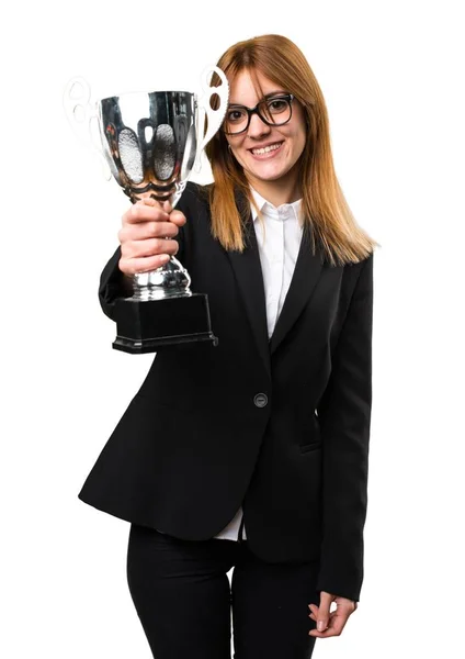 Jovem mulher de negócios segurando um troféu — Fotografia de Stock