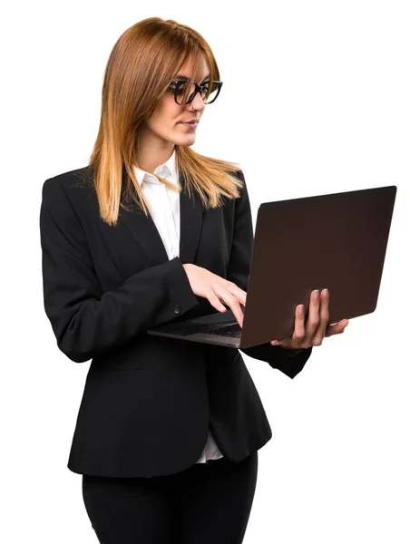 Bilgisayarı olan genç bir iş kadını. — Stok fotoğraf