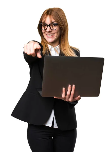 Joven mujer de negocios con portátil —  Fotos de Stock