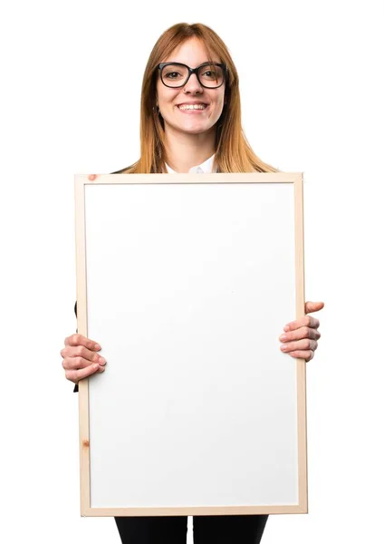 Jovem empresária segurando um cartaz vazio — Fotografia de Stock