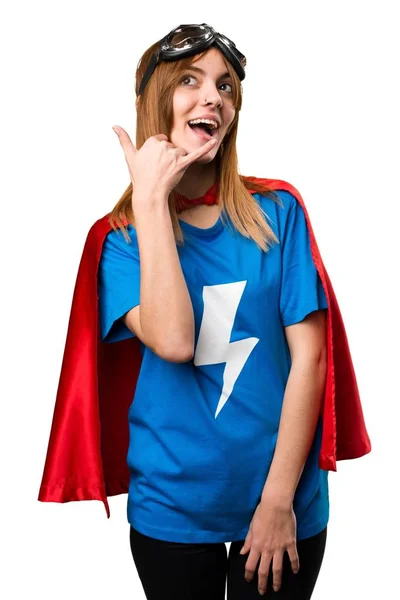 Bastante chica superhéroe haciendo gesto de teléfono — Foto de Stock