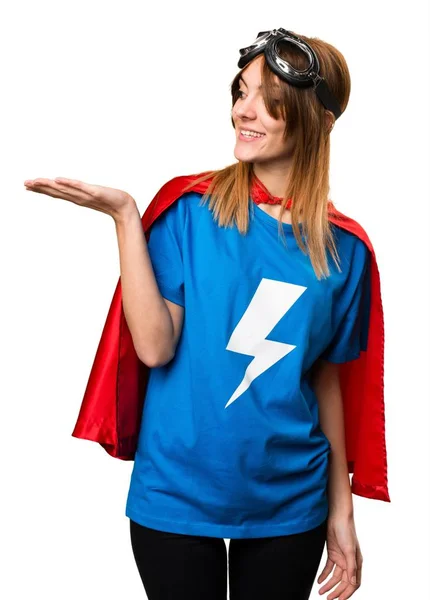 Gadis superhero cantik memegang sesuatu — Stok Foto