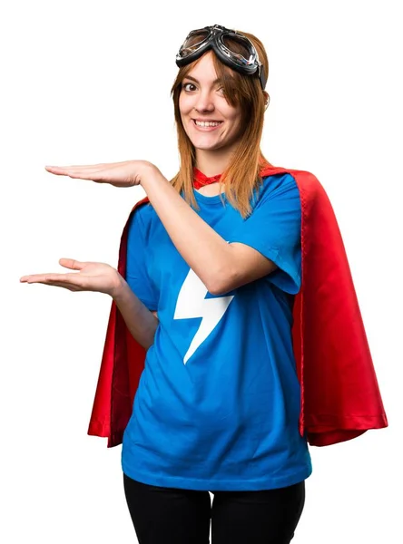 Superhero Ładna dziewczyna trzyma coś — Zdjęcie stockowe
