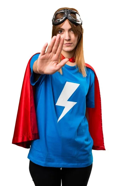 Mooie superheld meisje stopbord maken — Stockfoto