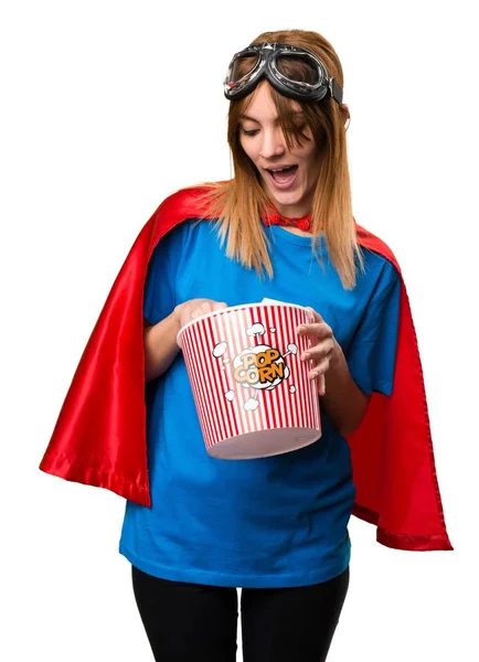 Menina super-herói bonito comer pipocas — Fotografia de Stock