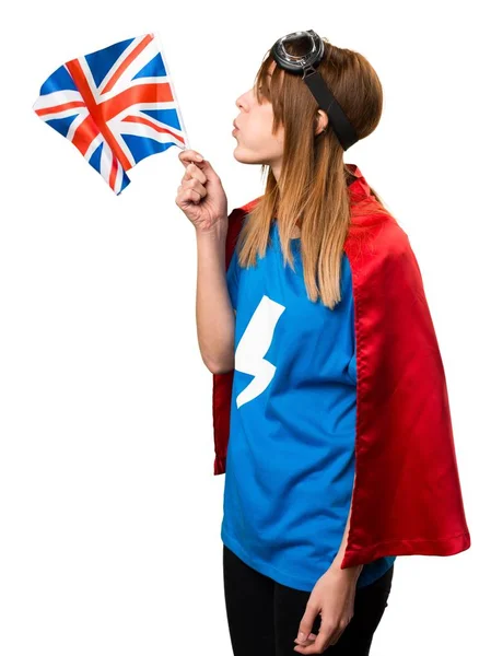 Hübsches Superheldenmädchen mit einer Flagge des Vereinigten Königreichs — Stockfoto