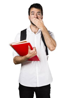 Ağzını kapsayan öğrenci adam