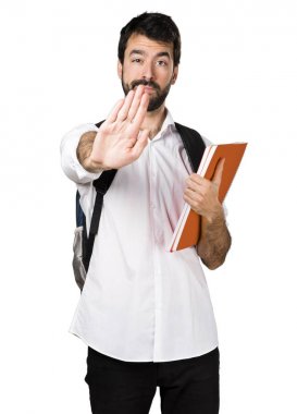 Dur işareti yaparak öğrenci adam