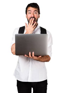 Dizüstü bilgisayar ile öğrenci adam