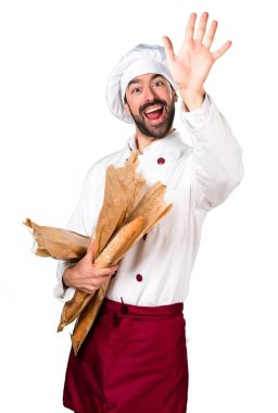 Biraz ekmek tutarak ve selamlayan genç baker