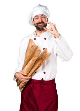 Biraz ekmek tutan ve küçük işareti yaparak genç baker