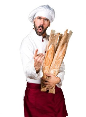 Biraz ekmek tutan ve bağırarak genç baker