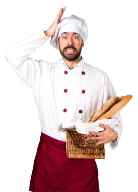 Biraz ekmek tutarak ve şüpheleri genç baker