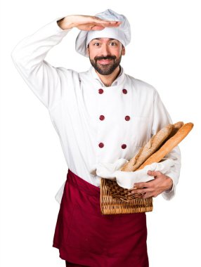 Biraz ekmek tutan ve bir şey gösteren genç baker