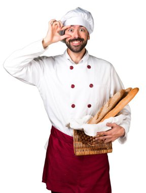 Biraz ekmek tutan ve bir şey gösteren genç baker