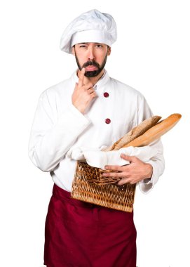 Üzgün genç baker ekmek tutan