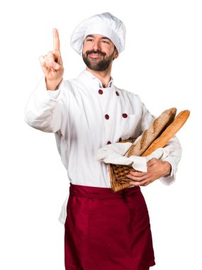 Genç baker şeffaf ekranda dokunmadan biraz ekmek tutan