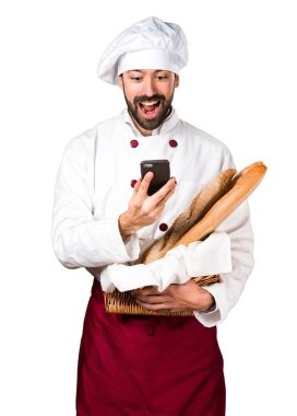 Biraz ekmek tutarak ve konuşmak için telefon genç baker