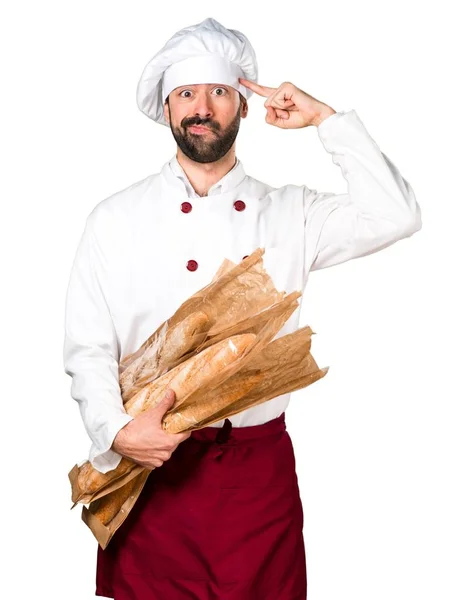 Jeune boulanger tenant du pain et faisant un geste fou — Photo