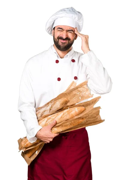 Frustrado joven panadero sosteniendo un poco de pan — Foto de Stock