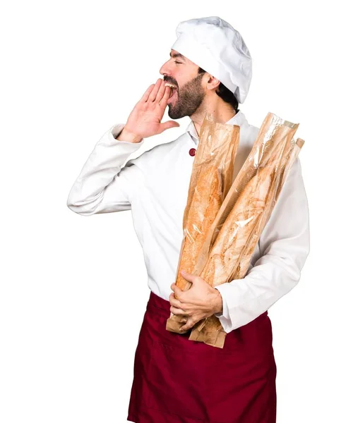 Joven panadero sosteniendo un poco de pan y gritando —  Fotos de Stock