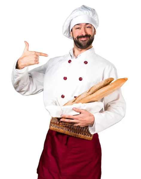 Молодий пекар тримає трохи хліба пишається собою — стокове фото