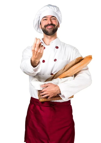Joven panadero sosteniendo un poco de pan haciendo el gesto que viene —  Fotos de Stock