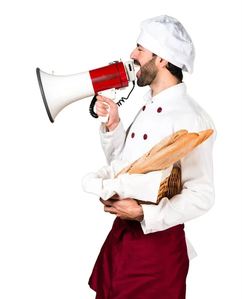 Νεαρό φούρναρη κρατώντας λίγο ψωμί και φωνάζοντας από το megaphone — Φωτογραφία Αρχείου