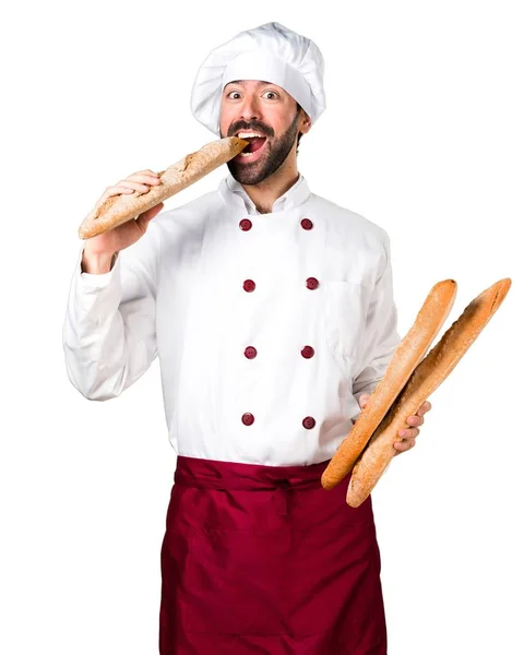 Młody piekarz trzyma chleb — Zdjęcie stockowe