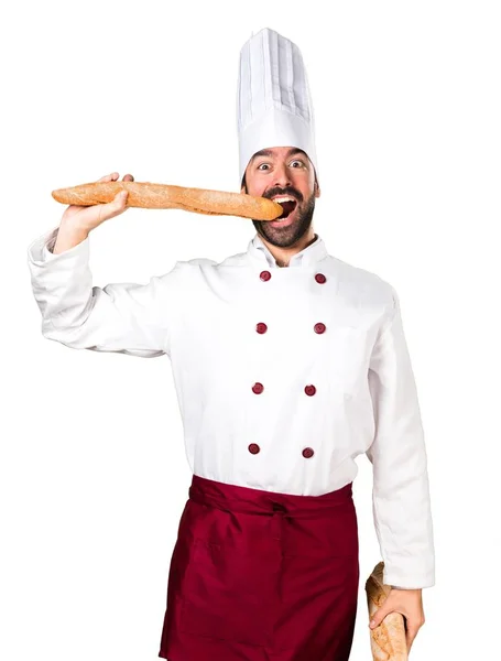 Szalony młody piekarz trzyma chleb — Zdjęcie stockowe