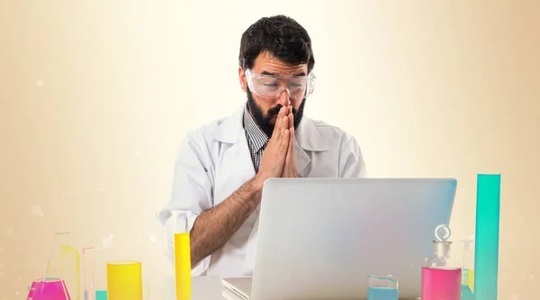 Científico hombre suplicando en ocre fondo — Foto de Stock