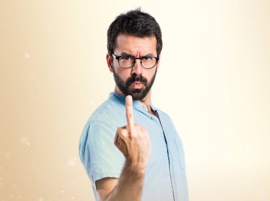 Yakışıklı adam yapma boynuz jest koyu sarı zemin üzerine